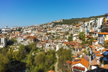 Veliko Tarnovo, Bulgaristan - 9 Nisan 2017: Panoramamic görünüm Veliko Tarnovo şehir,
