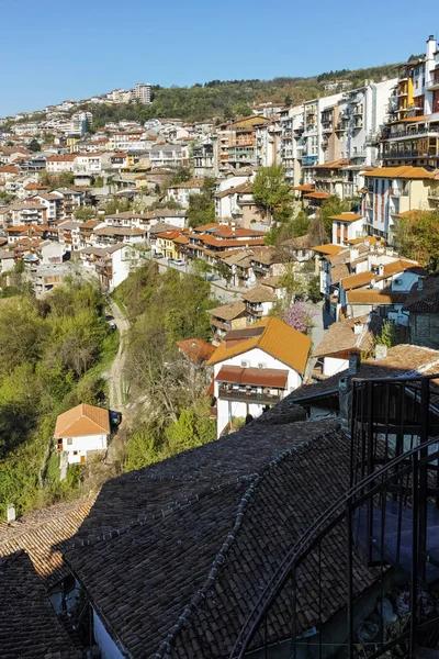 VELIKO TARNOVO, BULGARIA - 9 APRIL 2017: Panoramamic view of city of Veliko Tarnovo — Stock Photo, Image