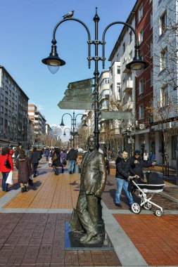 Sofia, Bulgaristan - 5 Şubat 2017: İnsanlar yürürken, insanlar kışın Boulevard Vitosha Sofya şehir üzerinde
