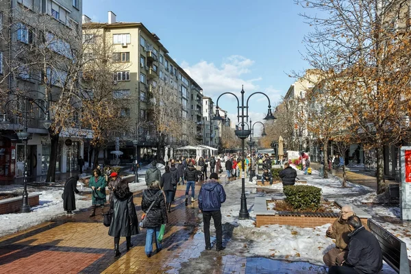 SOFIA, BULGARIE - 5 FÉVRIER 2017 : Marcher sur le boulevard Vitosha en hiver dans la ville de Sofia — Photo