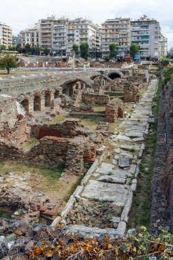 Thessaloniki, Yunanistan - 30 Eylül 2017: Ruins of Roma Forum Thessaloniki, Yunanistan'ın şehir merkezinde