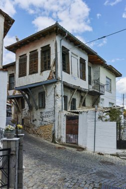 Xanthi, Yunanistan - 23 Eylül 2017: Tipik sokak ve eski evde Xanthi, Yunanistan'ın eski şehir