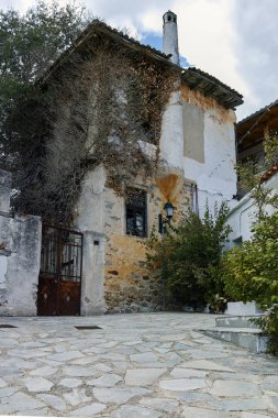 Xanthi, Yunanistan - 23 Eylül 2017: Tipik sokak ve eski evde Xanthi, Yunanistan'ın eski şehir