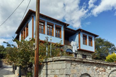 Xanthi, Yunanistan - 23 Eylül 2017: Tipik sokak ve eski evde Xanthi, Yunanistan'ın eski şehir