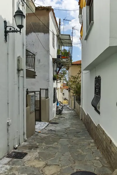 Ксанти, Греция - 23 сентября 2017 года: Типичная улица и старый дом в старом городе Ксанти, Греция — стоковое фото