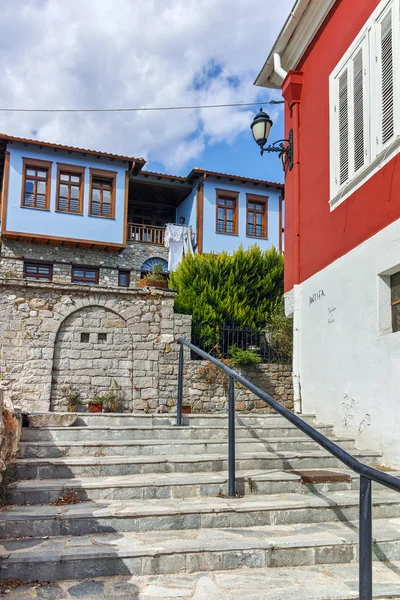 XANTHI, GRECIA - 23 SETTEMBRE 2017: Tipica strada e vecchia casa nel centro storico di Xanthi, Grecia — Foto Stock