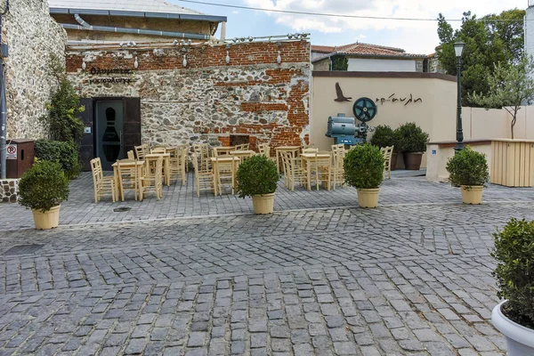 XANTHI, GREECE - SEPTEMBER 23, 2017: Jalan dan rumah tua khas di kota tua Xanthi, Yunani — Stok Foto