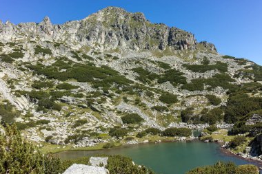 Dzhangal tepe ve Samodivski gölleri, Pirin Dağı ile manzara