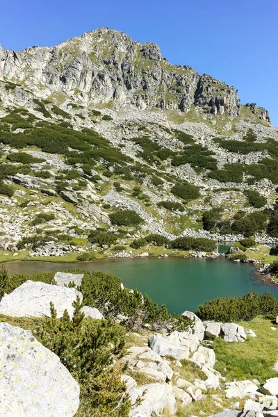 Landskap med Dzhangal peak och Samodivski sjöar, Pirin berget — Stockfoto