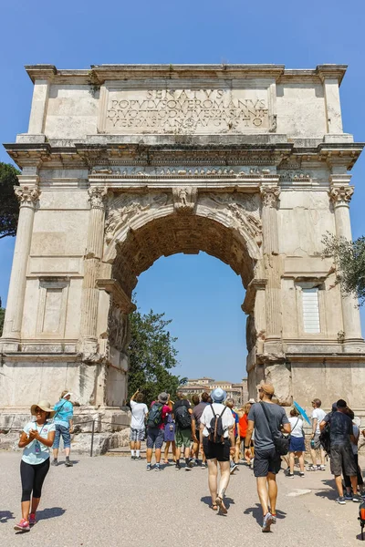 Rom, italien - 24. juni 2017: touristen besuchen bogen des titus im römischen forum in der stadt rom — Stockfoto