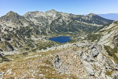 Muhteşem manzara Popovo Gölü ve Polezhan tepe Dzhano tepe, Pirin Dağı, Bulgaristan üzerinden