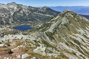 Muhteşem manzara Popovo Gölü ve Polezhan tepe Dzhano tepe, Pirin Dağı, Bulgaristan üzerinden