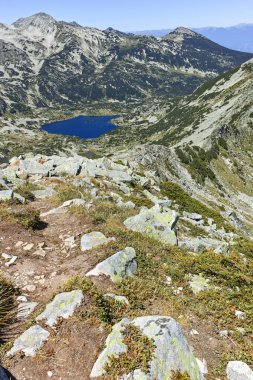 Muhteşem manzara Popovo Gölü ve Polezhan tepe Dzhano tepe, Pirin Dağı, Bulgaristan üzerinden