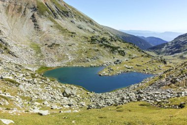 İnanılmaz Argirovo peyzaj göl kenarında Dzhano tepe, Pirin Dağı, Bulgaristan