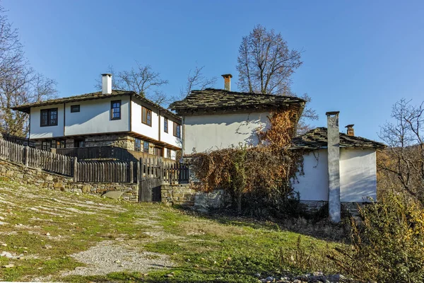 Bozhentsi, Bulgaristan - 29 Ekim 2016: Sonbahar görünümünü Köyü, Bozhentsi, Gabrovo bölgesi, Bulgaristan