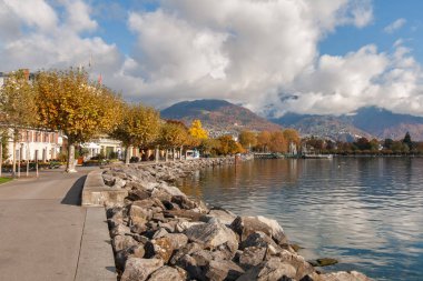 Vevey, İsviçre-29 Ekim 2015: panoramik Vevey ve Lake Geneva, İsviçre