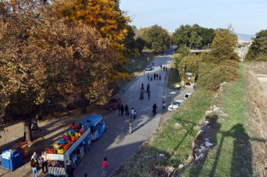 Nis, Sırbistan - 21 Ekim 2017: görünümünü park City niş, Sırbistan ve kale içinde