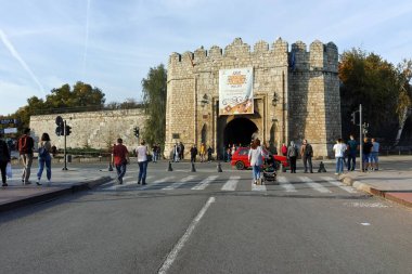 Nis, Sırbistan - 21 Ekim 2017: Sunset görünümünü giriş kale Belediye Başkanı niş, Sırbistan