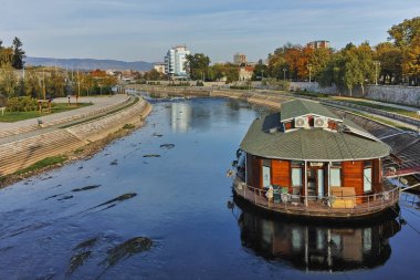 Nis, Sırbistan - 21 Ekim 2017: panoramik şehir NIS ve Nisava Nehri, Sırbistan