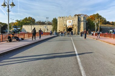 Nis, Sırbistan - 21 Ekim 2017: Sunset görünümünü giriş kale Belediye Başkanı niş, Sırbistan