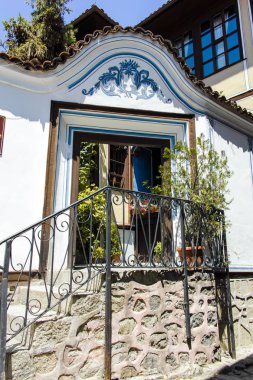 Plovdiv, Bulgaristan - 10 Haziran 2017: Bulgar canlanma ve sokak eski şehir Plovdiv, Bulgaristan süre evden