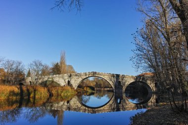 Kadin - Bulgaristan 'ın Kyustendil ilinin Nevestino kentindeki Struma Nehri üzerindeki 15. yüzyıldan kalma taş bir köprü.
