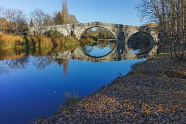 Kadin - Bulgaristan 'ın Kyustendil ilinin Nevestino kentindeki Struma Nehri üzerindeki 15. yüzyıldan kalma taş bir köprü.