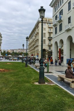Thessaloniki, Yunanistan - 30 Eylül 2017: Selanik şehir, orta Makedonya, Yunanistan ortasına Aristotelous Meydanı'nda yürüyüş insanlar
