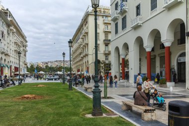 Thessaloniki, Yunanistan - 30 Eylül 2017: Selanik şehir, orta Makedonya, Yunanistan ortasına Aristotelous Meydanı'nda yürüyüş insanlar