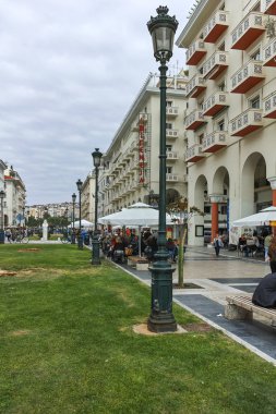 Thessaloniki, Yunanistan - 30 Eylül 2017: Selanik şehir, orta Makedonya, Yunanistan ortasına Aristotelous Meydanı'nda yürüyüş insanlar
