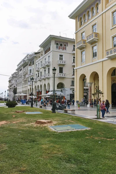 Thessaloniki Grécia Setembro 2017 Pessoas Caminhando Praça Aristotélica Centro Cidade — Fotografia de Stock