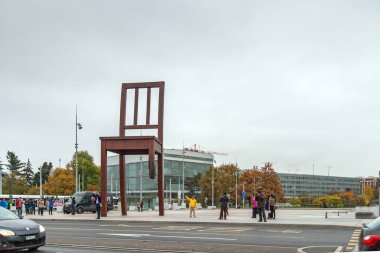 Geneva, İsviçre - 30 Ekim 2015: Geneva kırık sandalye bina, Birleşik millet İsviçre önünde