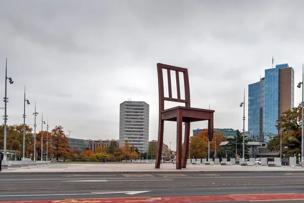 Genewa Szwajcaria Października 2015 Genewa Złamane Krzesło Przed Onz Budynku — Zdjęcie stockowe