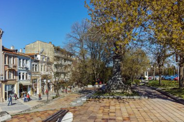 Shumen, Bulgaristan - 10 Nisan 2017: Merkez yaya cadde bul. Slavyanski City Shumen, Bulgaristan