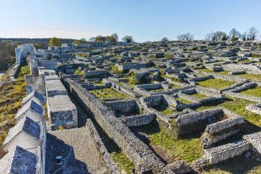 Arkeolojik Shumen kale yakınındaki şehir Shoumen, Bulgaristan