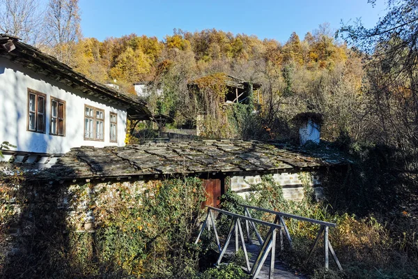 古い住宅建築と歴史的な村のルセ ブルガリア ガブロヴォ州地域の予約します — ストック写真