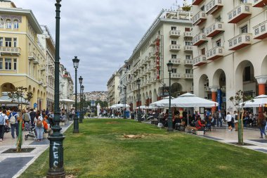 Thessaloniki, Yunanistan - 30 Eylül 2017: Selanik şehir, orta Makedonya, Yunanistan ortasına Aristotelous Meydanı'nda yürüyüş insanlar