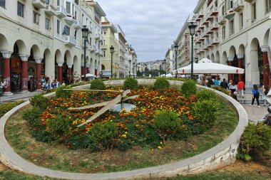 Thessaloniki, Yunanistan - 30 Eylül 2017: Selanik şehir, orta Makedonya, Yunanistan ortasına Aristotelous Meydanı'nda yürüyüş insanlar