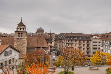 Cenevre, İsviçre - 30 Ekim 2015: Eski şehir şehir Cenevre, İsviçre'nin sokakta