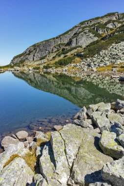 Muhteşem yaz yatay, dağ gölü, Rila Dağı, Bulgaristan