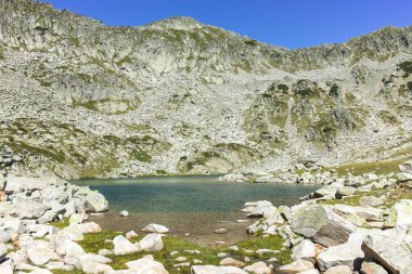 İnanılmaz Argirovo peyzaj göl kenarında Dzhano tepe, Pirin Dağı, Bulgaristan