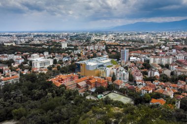 Plovdiv, Bulgaristan 11 Haziran 2017: Muhteşem panoramik şehir Plovdiv üzerinden Bunardzhik tepe tepe (libertadors Tepesi), Bulgaristan