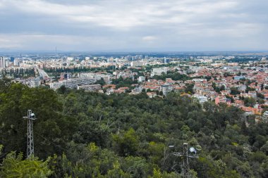 Plovdiv, Bulgaristan 11 Haziran 2017: Muhteşem panoramik şehir Plovdiv üzerinden Bunardzhik tepe tepe (libertadors Tepesi), Bulgaristan