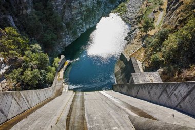 Yeşil orman çevresinde Krichim Barajı, Rodop dağ, Plovdiv bölge, Bulgaristan