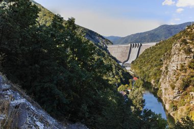 Yeşil orman çevresinde Vacha Barajı, Rodop dağ, Plovdiv bölge, Bulgaristan
