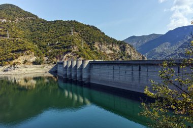 Yeşil orman çevresinde Vacha Barajı, Rodop dağ, Plovdiv bölge, Bulgaristan