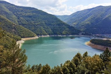 Yeşil orman çevresinde Vacha Barajı, Rodop dağ, Plovdiv bölge, Bulgaristan