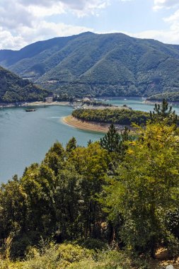 Yeşil orman çevresinde Vacha Barajı, Rodop dağ, Plovdiv bölge, Bulgaristan