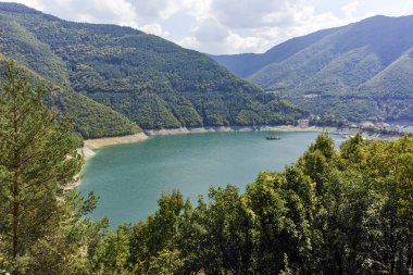 Yeşil orman çevresinde Vacha Barajı, Rodop dağ, Plovdiv bölge, Bulgaristan