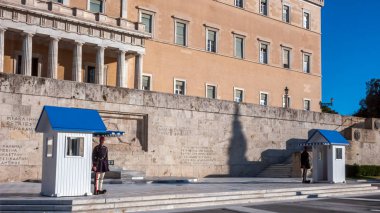 Atina, Yunanistan - 19 Ocak 2017: Evzones - Cumhurbaşkanlığı tören nöbet içinde meçhul asker Yunan Parlamentosu, Atina, Yunanistan, Türbesi